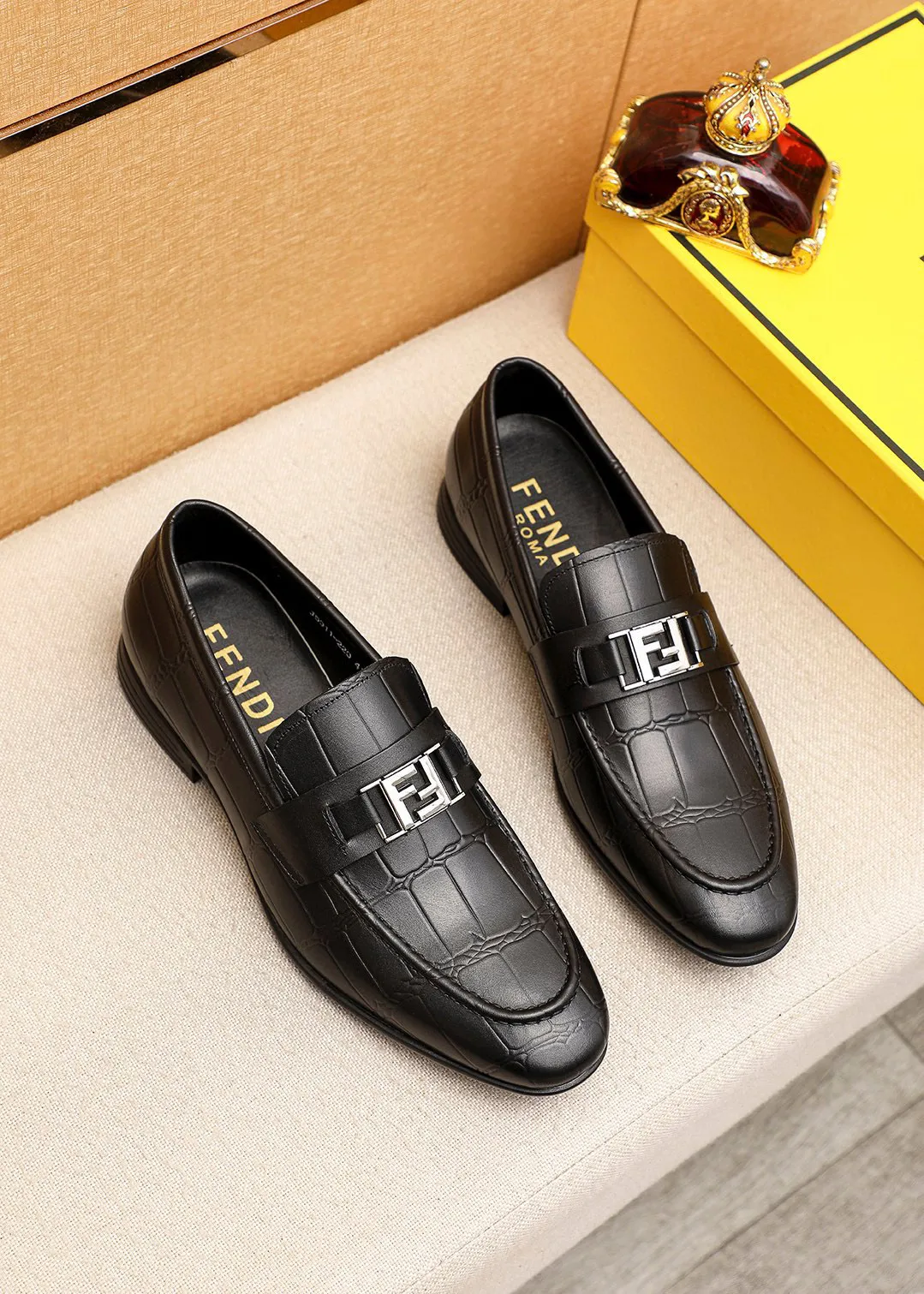 Men's shoes 💰460 💐 Product trademark: FENDI [Fendi] casual leather shoes Regular size: 39-44 (38.45🉑️customized) Product materials: Selected imported first-layer calfskin embossed upper + luxury hardware buckle, imported cowhide leather lining. Strong three-dimensional visual effect, original outsole color: 1⃣️color optional